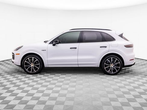 Used 2023 Porsche Cayenne Turbo S AWD/4WD image 2