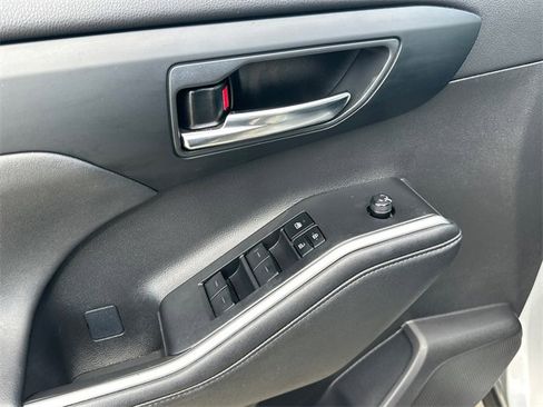 Certified 2024 Toyota Highlander XLE image 20