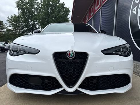 Used 2023 Alfa Romeo Giulia Veloce AWD/4WD image 8