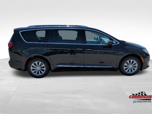 Used 2018 Chrysler Pacifica Touring-L FWD image 5