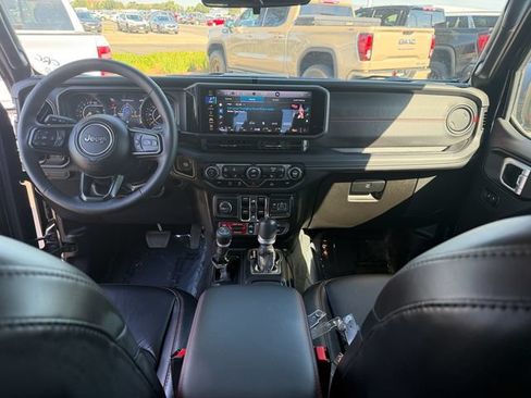Used 2024 Jeep Gladiator Rubicon w/ Convenience Group AWD/4WD image 27