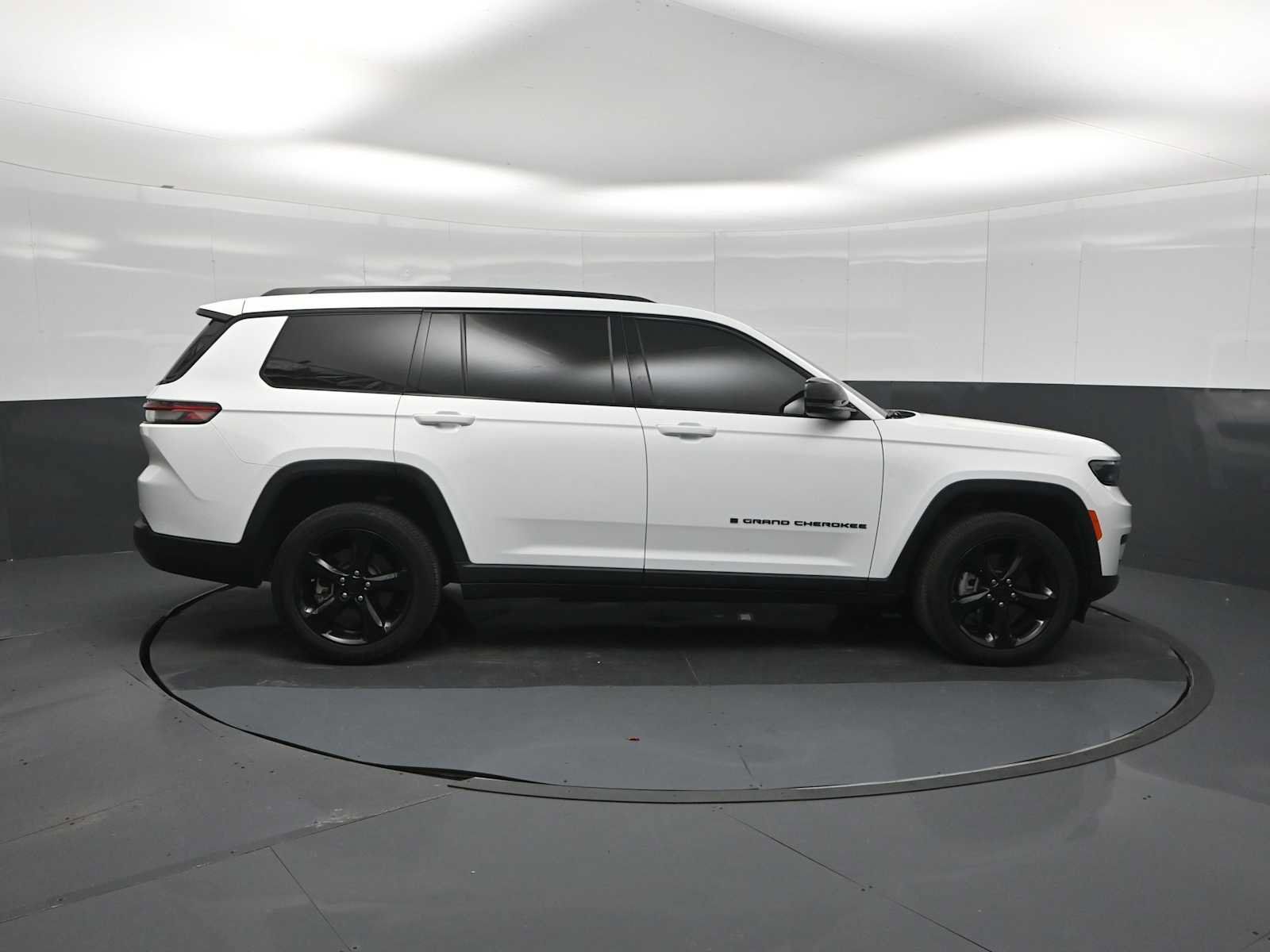 Used 2023 Jeep Grand Cherokee L Laredo AWD/4WD image 9