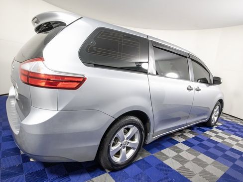 Used 2015 Toyota Sienna L image 3