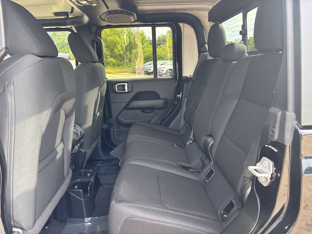 Used 2020 Jeep Gladiator Overland w/ Cold Weather Group AWD/4WD image 19