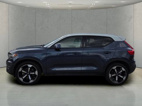 Used 2021 Volvo XC40 T5 Momentum w/ Premium Package AWD/4WD image 2