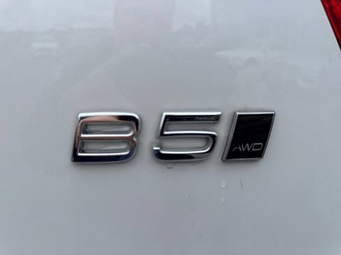 Certified 2025 Volvo XC40 B5 Plus AWD/4WD image 11