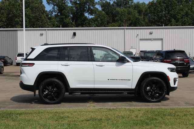 Used 2023 Jeep Grand Cherokee Limited w/ Black Appearance Package AWD/4WD image 7