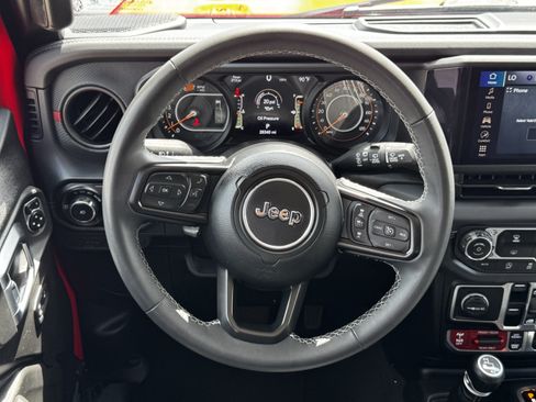 Used 2025 Jeep Wrangler Unlimited Rubicon AWD/4WD image 15