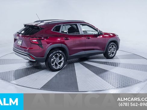 Used 2025 Chevrolet Trax LT FWD image 10