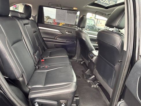 Used 2019 Toyota Highlander XLE AWD/4WD image 14