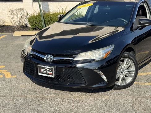 Used 2017 Toyota Camry SE image 5