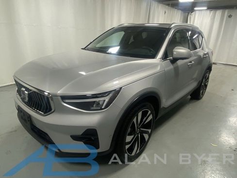 Certified 2025 Volvo XC40 B5 Plus image 1
