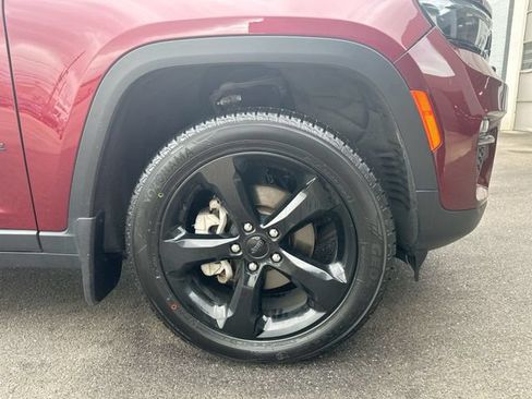 Used 2023 Jeep Grand Cherokee Limited w/ Black Appearance Package AWD/4WD image 12