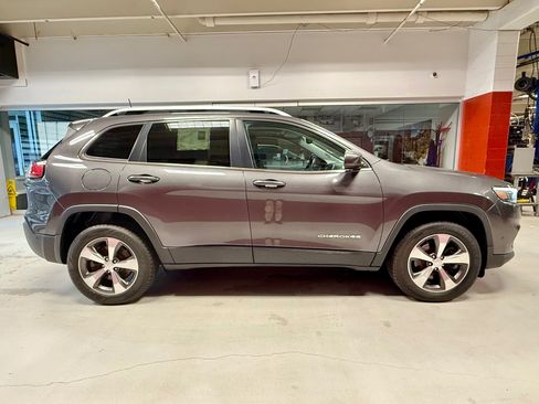 Used 2019 Jeep Cherokee Limited w/ Luxury Group AWD/4WD image 9