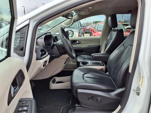 Used 2024 Chrysler Pacifica Touring-L image 19