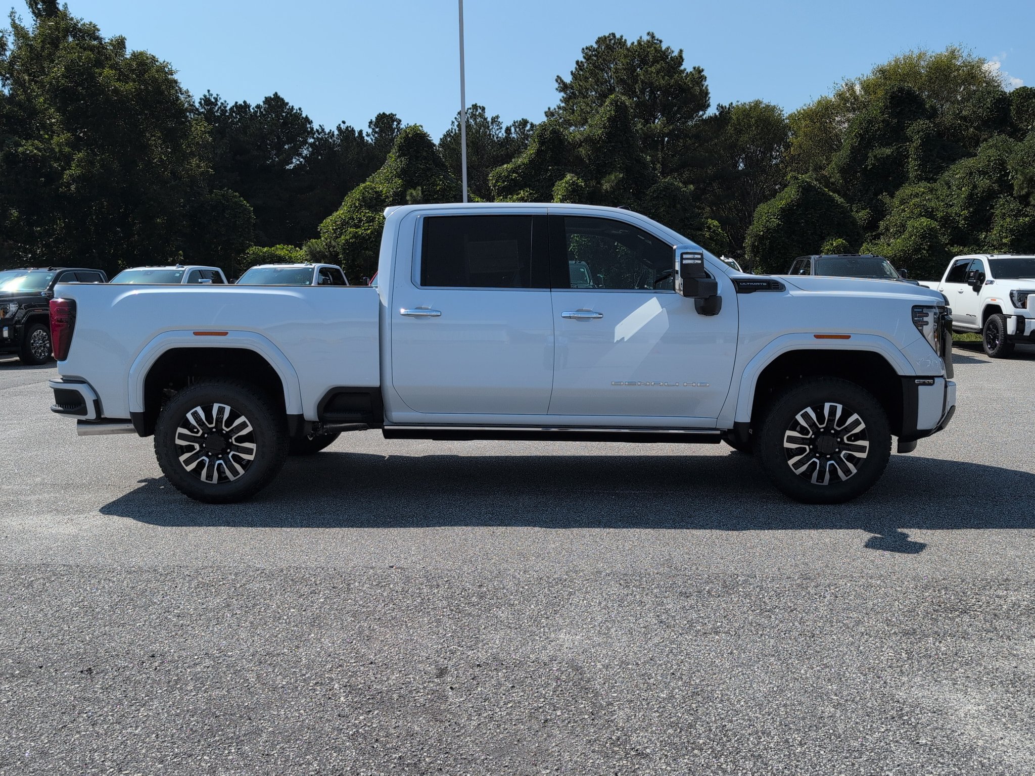 New 2026 GMC Sierra 3500 Denali Ultimate w/ LPO, Black Badging Package AWD/4WD image 9
