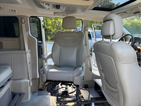 Used 2010 Chrysler Town & Country Limited FWD image 14