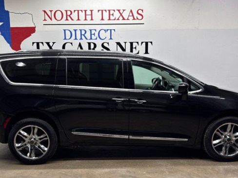 Used 2020 Chrysler Pacifica Touring-L FWD image 7
