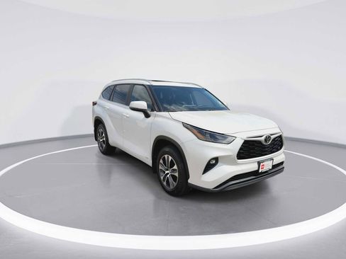 Certified 2026 Toyota Highlander XLE AWD/4WD image 2