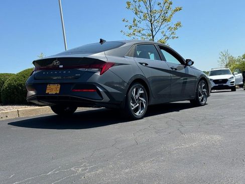 Used 2025 Hyundai Elantra Limited FWD image 3