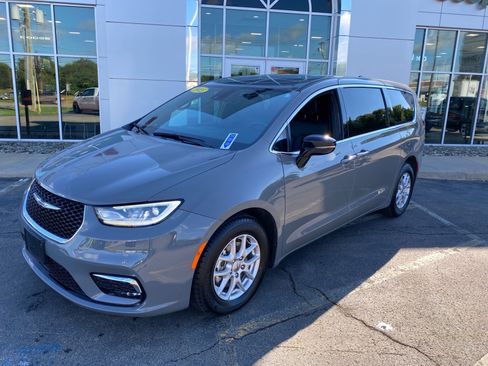 Used 2025 Chrysler Pacifica Select FWD image 1