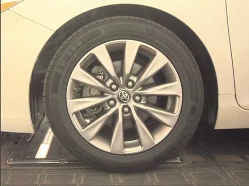 Used 2016 Toyota Camry XLE w/ Moonroof Package FWD image 9