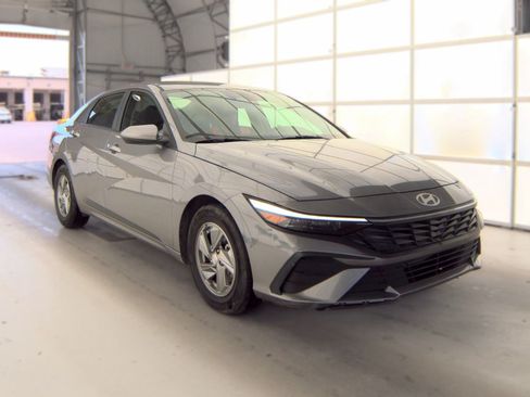 Used 2025 Hyundai Elantra SE FWD image 2