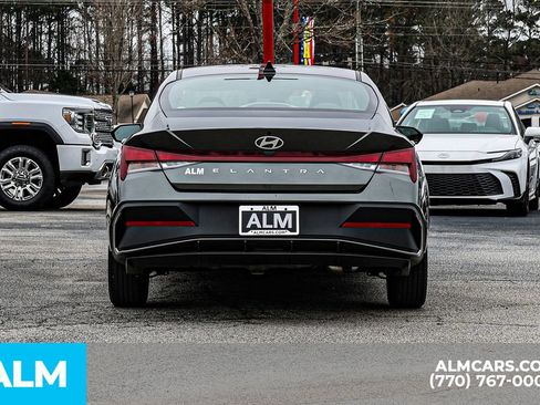 Used 2025 Hyundai Elantra SE FWD image 11