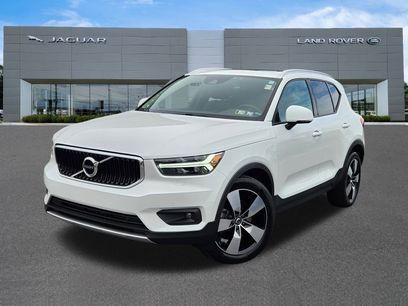 Used 2022 Volvo XC40 T5 Momentum w/ Premium Package