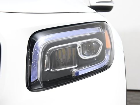 Used 2023 Mercedes-Benz GLB 250 4MATIC image 11
