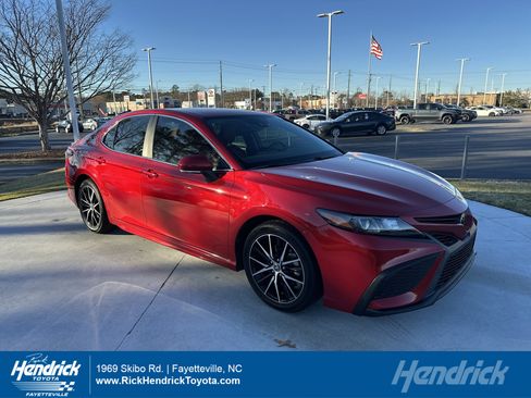 Certified 2022 Toyota Camry SE image 1