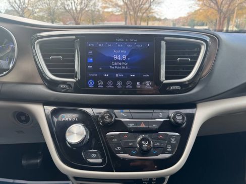 Used 2017 Chrysler Pacifica Touring-L image 26