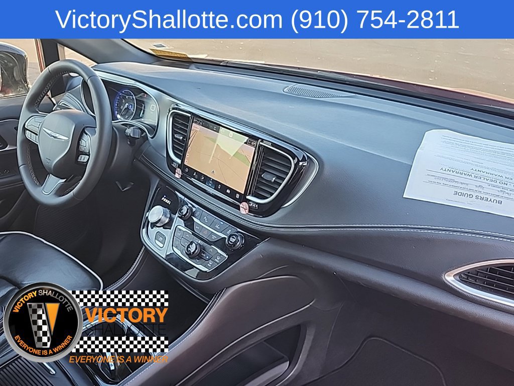 Used 2025 Chrysler Pacifica Limited FWD image 37