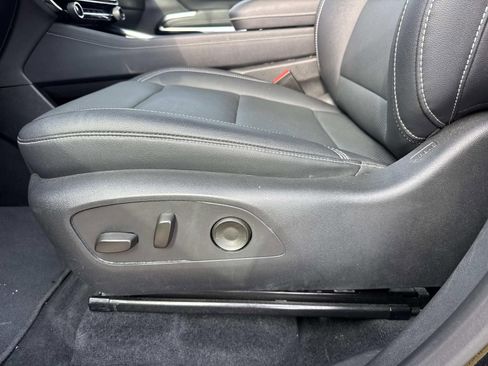 Used 2025 Chevrolet Traverse LT image 18