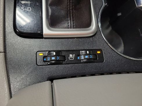 Used 2019 Toyota Highlander Limited Platinum AWD/4WD image 18
