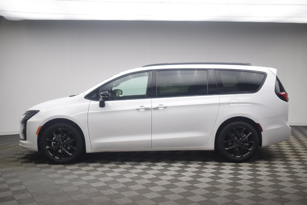 New 2027 Chrysler Pacifica Select FWD image 13