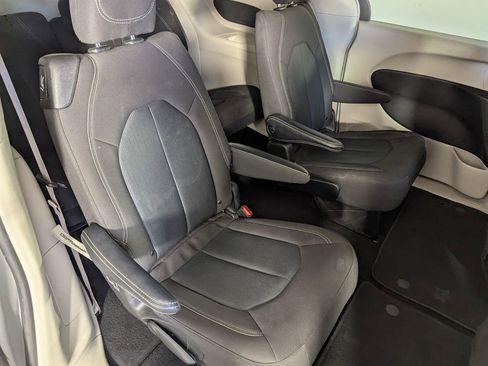 Certified 2022 Chrysler Voyager LX image 31
