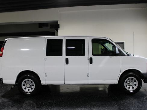 Used 2009 Chevrolet Express 1500 RWD image 2