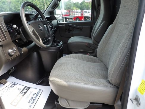 Used 2022 GMC Savana 2500 RWD image 17