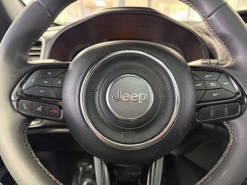 Used 2021 Jeep Renegade Latitude w/ Sun & Sound Group FWD image 9