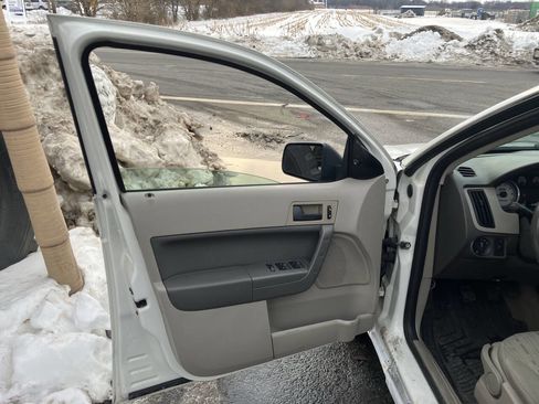 Used 2010 Ford Focus SE image 16