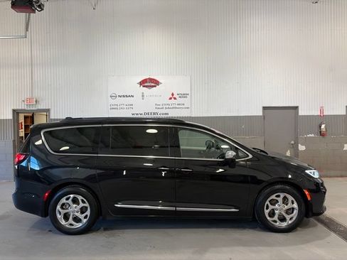 Used 2022 Chrysler Pacifica Limited FWD image 2