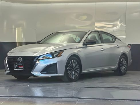 Used 2024 Nissan Altima 2.5 SV FWD image 7