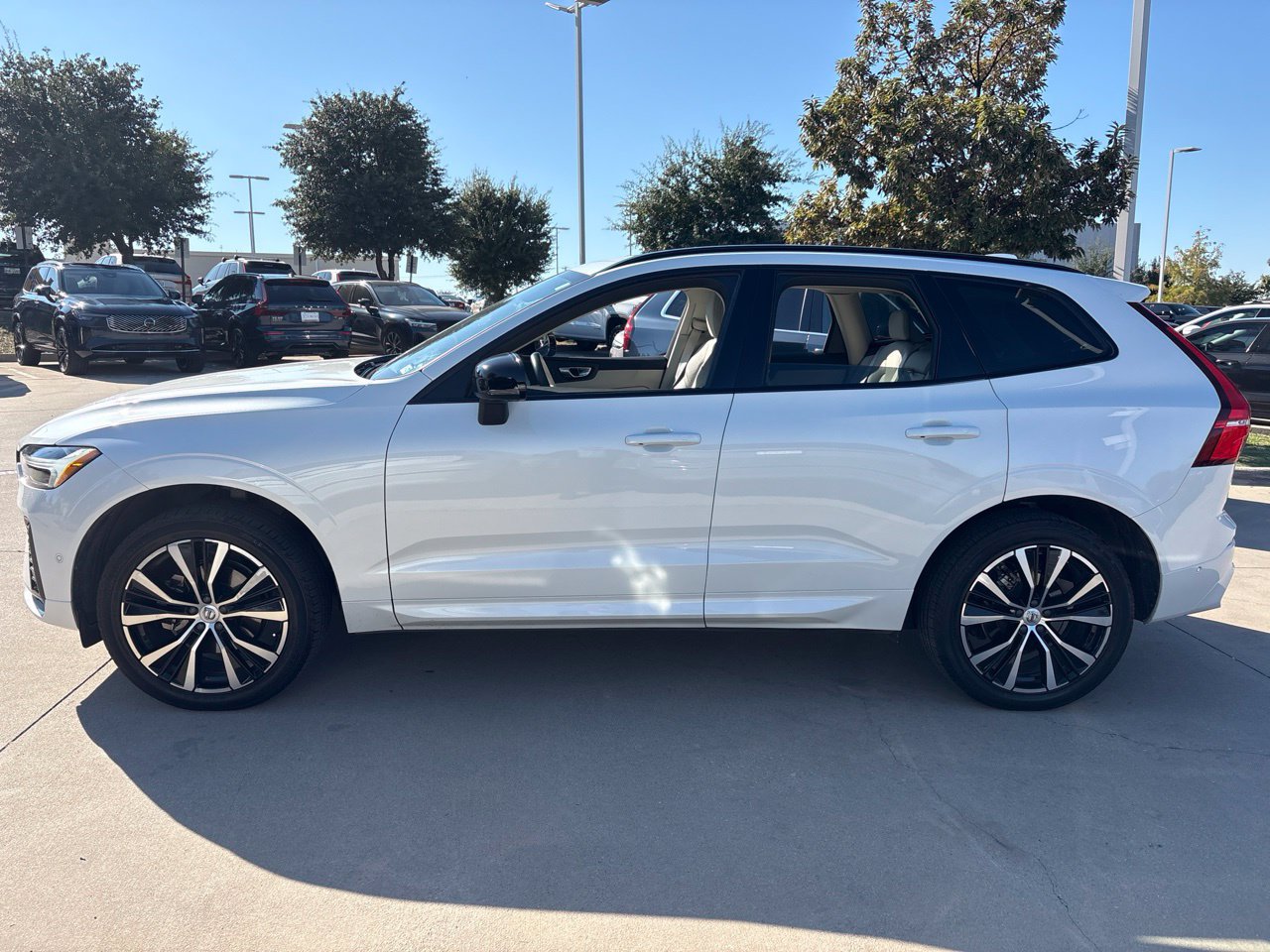 Used 2023 Volvo XC60 B5 Plus w/ Climate Package FWD image 8