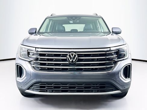 Used 2025 Volkswagen Atlas SE image 2