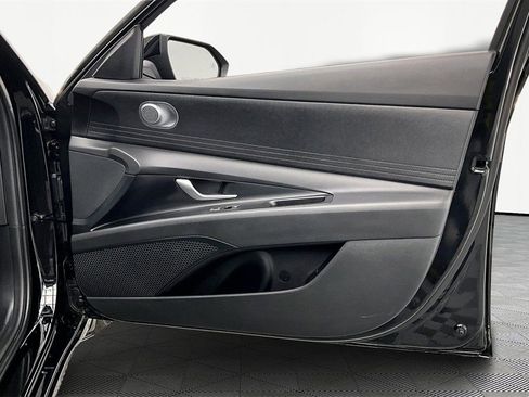 Used 2025 Hyundai Elantra SE image 24