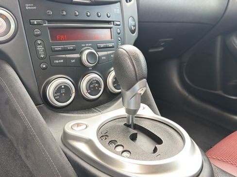 Used 2010 Nissan 370Z Touring RWD image 22