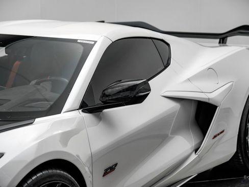 Used 2023 Chevrolet Corvette Z06 w/ Z07 Performance Package image 32