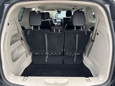 Used 2023 Chrysler Pacifica Touring-L FWD image 38