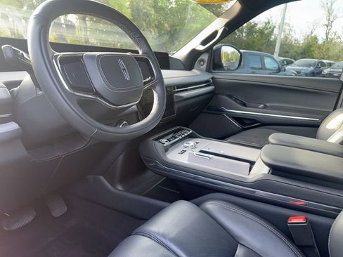 Used 2025 Lincoln Navigator Reserve w/ Jet Appearance Package image 8